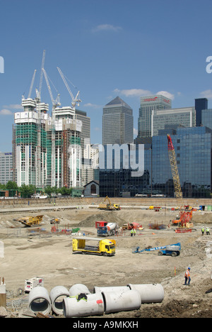 East London Docklands Maschinen arbeiten an Stiftungen mit Kränen im Apartment Gehäuse bau Baustelle in der Nähe von Canary Wharf über England Großbritannien Stockfoto