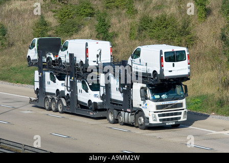 Walon Volvo neue Fahrzeug supply chain Lieferung Transporter mit Opel white Vans & Chassis cab fahren Auf de Autobahn geladen Stockfoto