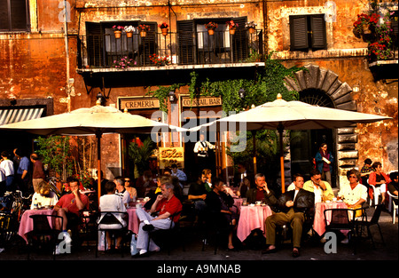 Kellner im Café im Freien auf der Piazza Navona in Rom Italien italienische Restaurant International Reisen Stockfoto