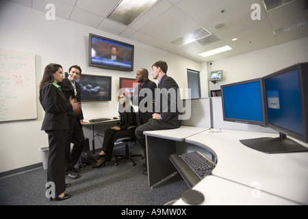 Kollegen haben eine Diskussion im Büro Stockfoto