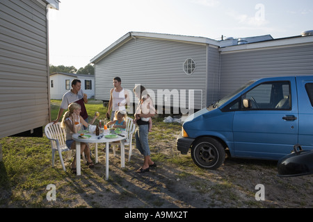 Blauen Kragen Familien Mittagessen vor Anhänger Haus Stockfoto