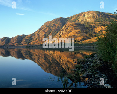 PATEROS WASHINGTON STATE USA August Pateros Lake auf dem Columbia River mit Reflexionen des Sonnenaufgangs auf den umliegenden Hügeln Stockfoto