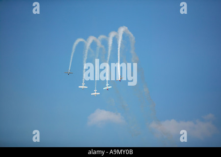 Aerobatic Anzeige der russischen Jak Kampfflugzeuge Stockfoto