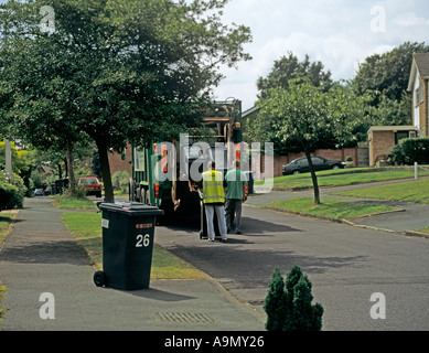 SURREY England UK August Entleerung der Wheelie bins nehmen Hausmüll bei den wöchentlichen Sammlung Stockfoto