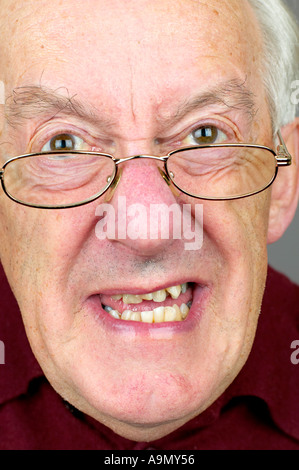 älterer Mann vertikale ziehen ein lustiges Gesicht Nahaufnahme Stockfoto