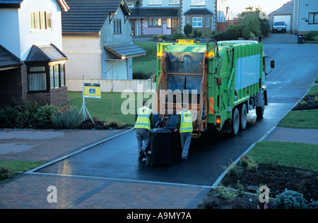 ANGLESEY NORTH WALES UK Dezember die vierzehntägig Müllabfuhr von Abfällen im Haushalt Wheelie-Behälter Stockfoto