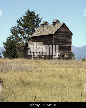 Ein altes Land-Blockhaus befindet sich alleine auf der Weide in Somers Montana Stockfoto