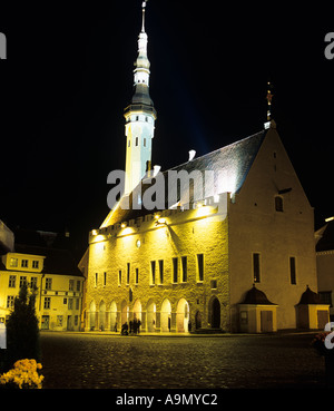 TALLINN Estland Europa Raekoja Rathaus stammt hauptsächlich aus dem 15.Jh. mit einem barocken Turm aus dem Jahre 1781 nachts beleuchtet Stockfoto