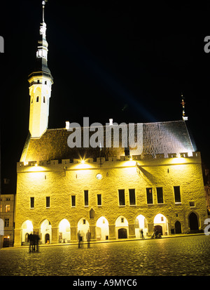 TALLINN Estland Europa Raekoja The Town Hall stammt hauptsächlich aus dem 15.Jh. mit einem barocken Turm aus dem Jahre 1781 nachts beleuchtet Stockfoto