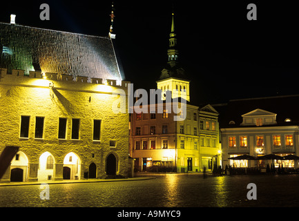 TALLINN Estland Europa September Raekoja The Town Hall und Niguliste Kirik St. Nicholas Church beleuchtet bei Nacht Stockfoto