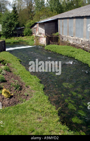 Fluss Canche fließt durch Conchy Sur Canche Pas De Calais Stockfoto