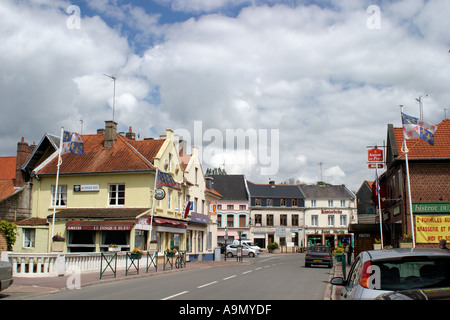 Auxi le Chateau Straßenszene mit Restaurants und Brücke über Fluß Authie Pas de Calais Stockfoto