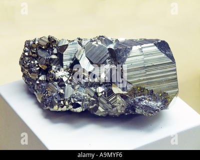 Pyrit Pyrit Mineral Stein rock Metal Kristall kristallinen Edelstein Edelsteine wissenschaftliche Naturwissenschaft Spike Geo Geologie Geografie um- Stockfoto