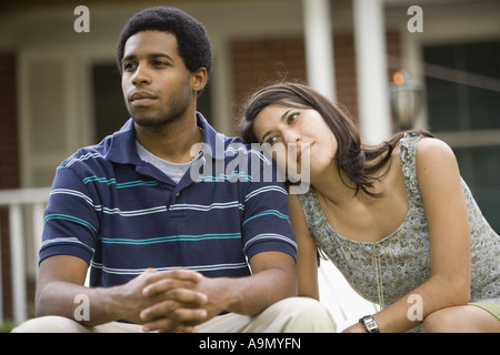 Junge interracial paar sitzt vor Haus Stockfoto