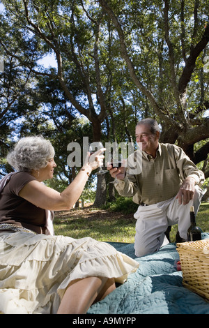Älteres Paar mit einem Picknick Weingenuss Stockfoto