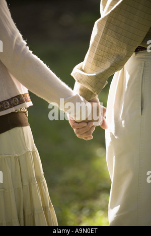 Nahaufnahme des Mannes und der Frau die Hände halten Stockfoto