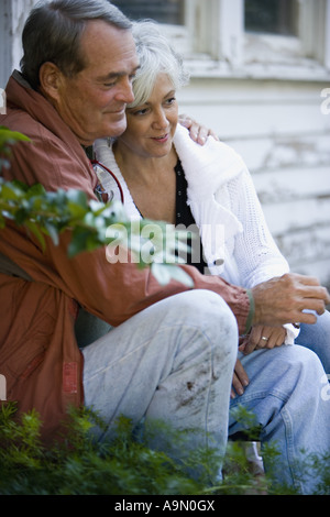 Älteres paar sitzen zusammen außerhalb Stockfoto
