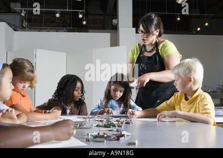 Kunstlehrerin, die Ausbildung von jungen Studenten im Kunstunterricht Stockfoto