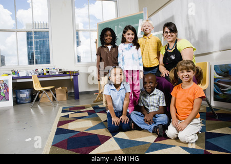 Porträt von Kunstlehrer posiert mit ihren Schülern Stockfoto