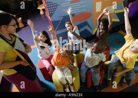 Jungen und Mädchen beobachten und ihre Lehrer zuzuhören Stockfoto