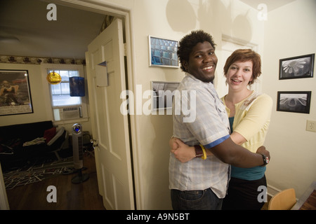 Porträt einer jungen Inter-racial paar umarmt Stockfoto