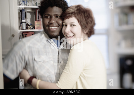 Inter-racial Pärchen umarmen einander Stockfoto