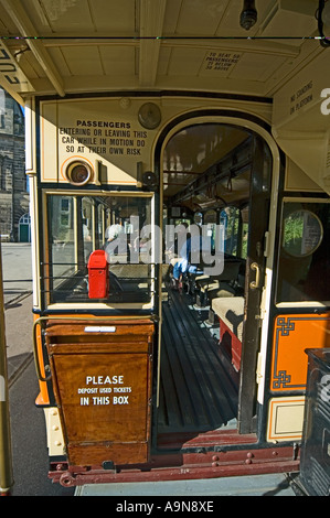 Innenraum einer Straßenbahn im Crich Tramway Village, in der Nähe von Matlock, Derbyshire, England, UK Stockfoto