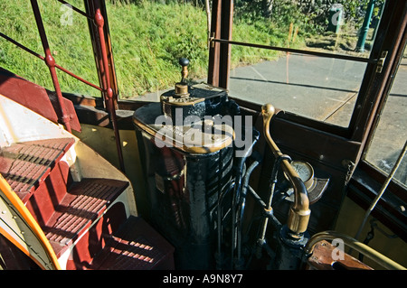 Steuerung einer 1900 Glasgow Corporation Straßenbahn im Crich Tramway Village, in der Nähe von Matlock, Derbyshire, England, UK Stockfoto