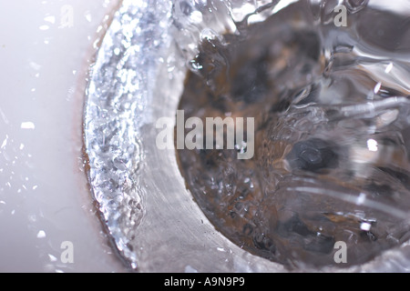 Wasser fließt nach unten Bad Abfluss Dübelloch Stockfoto