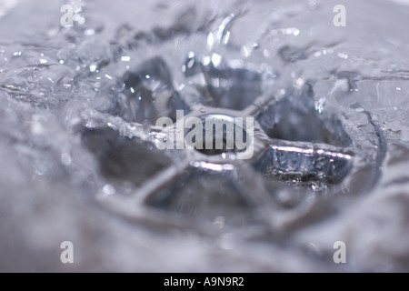 Wasser fließt nach unten Bad Abfluss Dübelloch Stockfoto