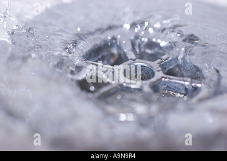 Wasser fließt nach unten Bad Abfluss Dübelloch Stockfoto