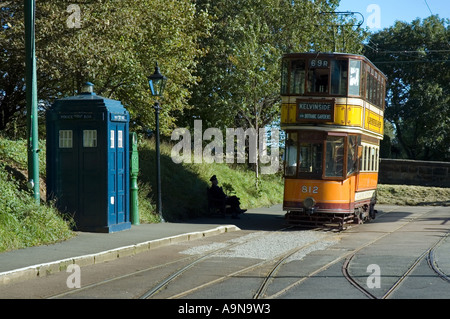 1900 Glasgow Corporation Straßenbahn und eine Telefonzelle London Metropolitan Police, Crich Tramway Village, Matlock, Derbyshire Stockfoto