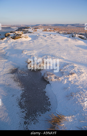 Gefrorene Pfütze Neuschnee Froggatt Edge Derbyshire Peak District Nationalpark England UK GB EU Europa Stockfoto