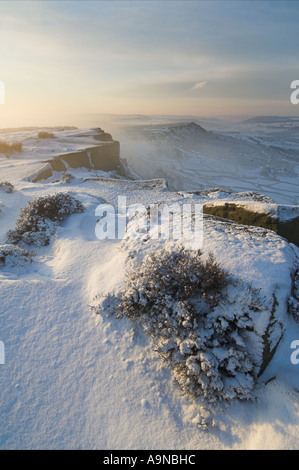 Sonnenaufgang an einem nebligen Wintermorgen mit Schnee auf Froggatt Rand Derbyshire Peak District Nationalpark England UK GB EU Europa Stockfoto