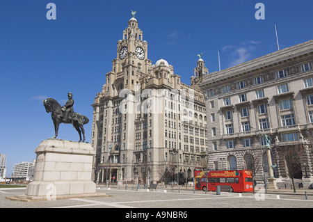 Wirral und Liverpool rote Stadt Tour-Bus in die Leber, die Gebäude in der Nähe von Albert dock, Liverpool Merseyside England UK GB EU Europa Stockfoto