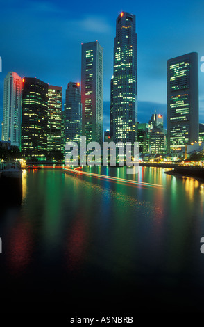 Lichtspuren von vorbeifahrenden Wassertaxi oder Fähre Boot am Boat Quay Singapur in Südostasien Stockfoto