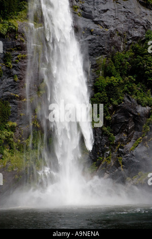 Sprudelnden Wasserfall Kaskaden durch Buchenwald im Fiordland Nationalpark in Neuseeland Stockfoto