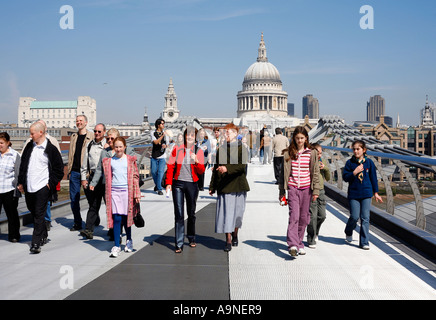 Millennium Bridge über die Themse in London UK Stockfoto