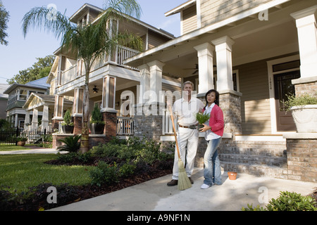 Interracial paar am vorderen Gehwegs ihres Hauses Stockfoto