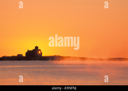 Sonnenlicht durch alte verlassene lebensrettende Station auf Holz Insel, Portsmouth Harbor, Maine, New Hampshire Seeküste Stockfoto