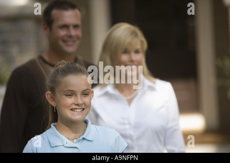 Mitte erwachsenes paar stehen mit ihrer Tochter vor ihrem Haus Stockfoto