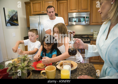 Familie mit Frühstück in der Küche Stockfoto