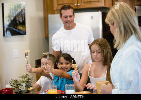 Familie mit Frühstück in der Küche Stockfoto