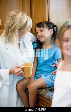 Mutter mit Töchtern in der Küche stehen Stockfoto