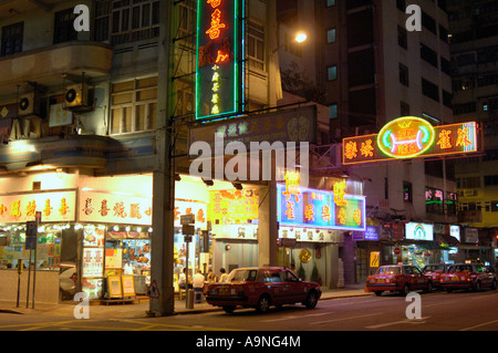 Nachtleben auf der Hennessy Road in Wan Chai, Hongkong SAR Stockfoto