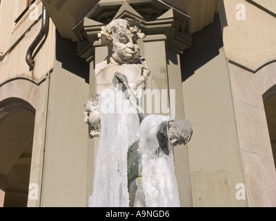 Gefrorene Skulptur Statue in der Nähe von Tor Tor Stachus Karlsplatz quadratische Plaza München Bayern Bayern München reisen Denkmal Bogen Stockfoto