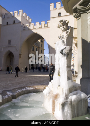 Gefrorene Skulptur Statue in der Nähe von Tor Tor Stachus Karlsplatz quadratische Plaza München Bayern Bayern München reisen Denkmal Bogen Stockfoto