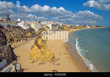 ALBUFEIRA ALGARVE PORTUGAL Europa kann nach unten aus der Stadt über die Praia de Barcos Stockfoto