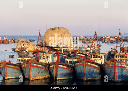 Asien, Vietnam, Nha Trang, bunte Fischerboote im Hafen Stockfoto