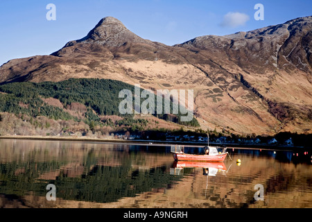 Die Pap Glencoe spiegelt sich in Loch Leven, Lochaber, Schottland. Stockfoto